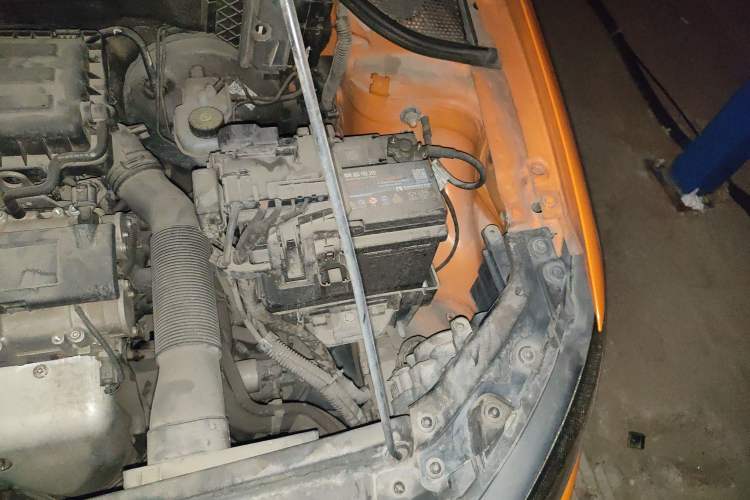 Used Volkswagen Polo 2012 1.6L Cross Polo MT Engine Bay Left