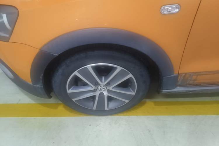 Used Volkswagen Polo 2012 1.6L Cross Polo Automatic Transmission Left Front Wheel Hub