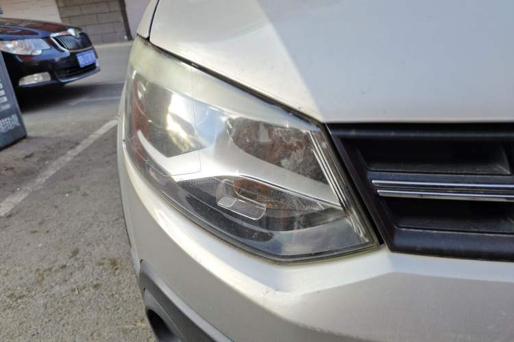 Used Volkswagen Polo 2012 1.6L Cross Polo MT Right Front Headlight