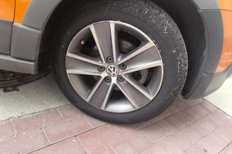 Used Volkswagen Polo 2012 1.6L Cross Polo MT Right Front Wheel Hub