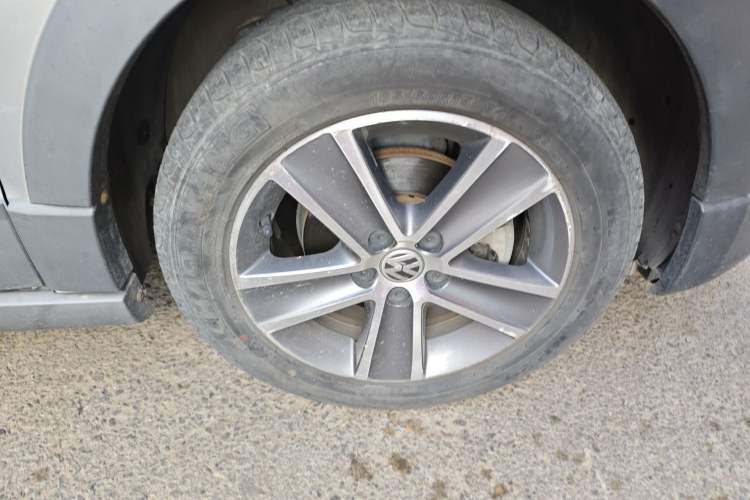Used Volkswagen Polo 2012 1.6L Cross Polo MT Right Front Wheel Hub