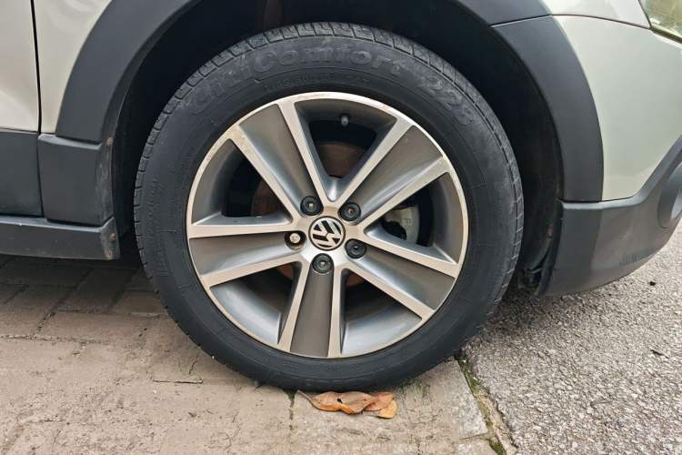 Used Volkswagen Polo 2012 1.6L Cross Polo MT Right Front Wheel Hub