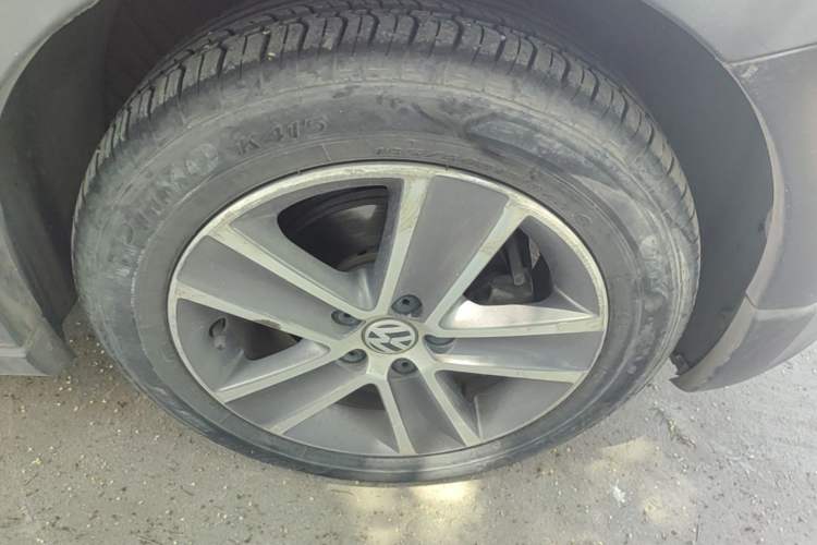 Used Volkswagen Polo 2012 1.6L Cross Polo Automatic Transmission Right Front Wheel Hub