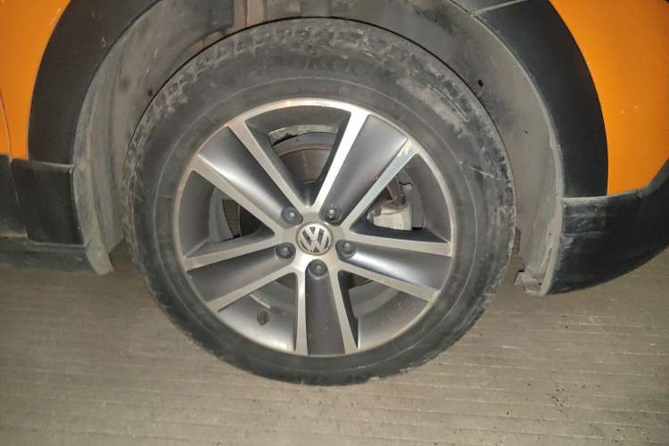 Used Volkswagen Polo 2012 1.6L Cross Polo MT Right Front Wheel Hub