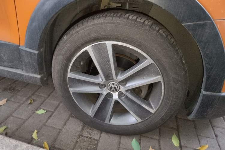 Used Volkswagen Polo 2012 1.6L Cross Polo Automatic Transmission Right Front Wheel Hub