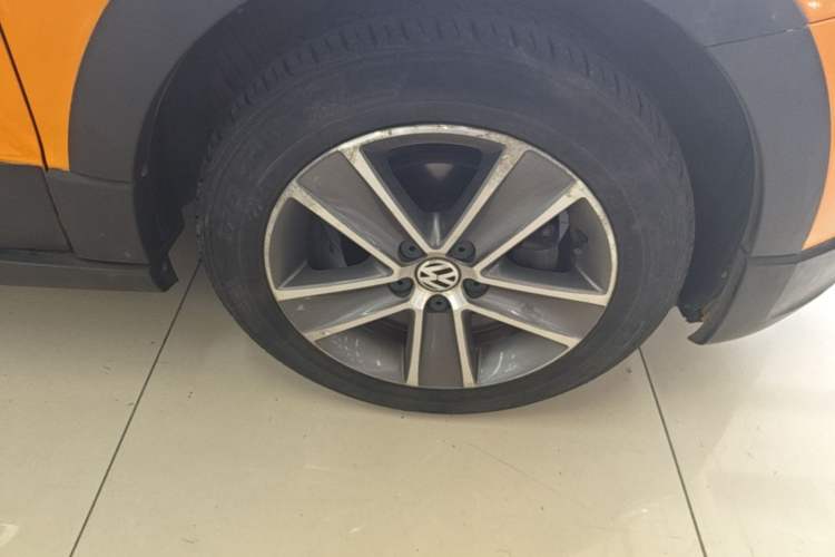 Used Volkswagen Polo 2012 1.6L Cross Polo Automatic Transmission Right Front Wheel Hub