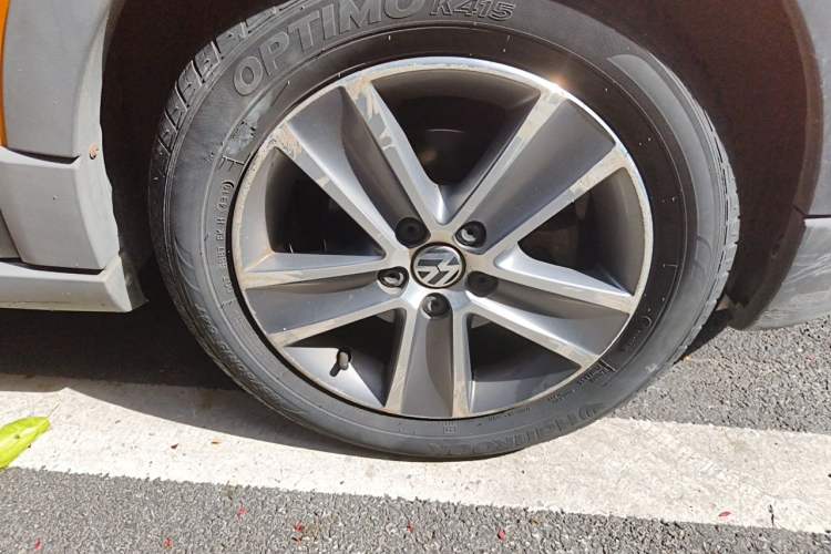 Used Volkswagen Polo 2012 1.6L Cross Polo Automatic Transmission Right Front Wheel Hub