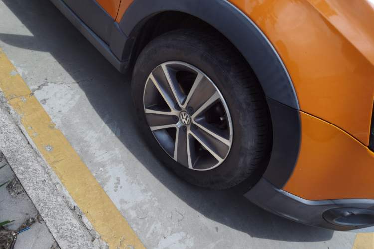 Used Volkswagen Polo 2012 1.6L Cross Polo Automatic Transmission Right Front Wheel Hub