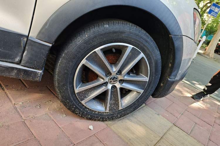 Used Volkswagen Polo 2012 1.6L Cross Polo Automatic Transmission Right Front Wheel Hub