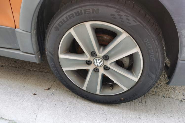 Used Volkswagen Polo 2012 1.6L Cross Polo Automatic Transmission Right Front Wheel Hub
