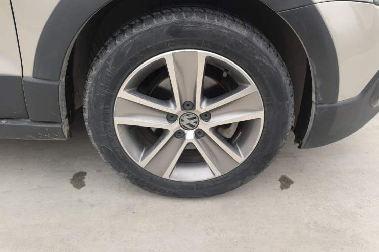 Used Volkswagen Polo 2012 1.6L Cross Polo MT Right Front Wheel Hub