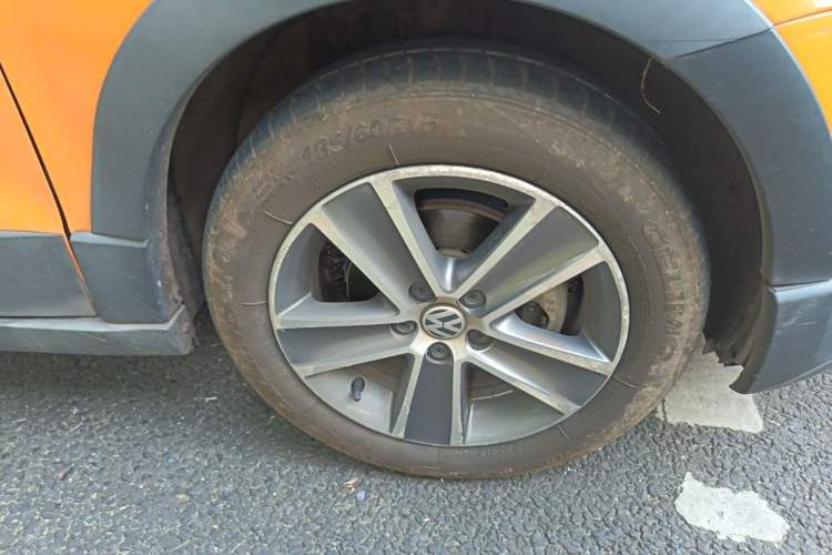 Used Volkswagen Polo 2012 1.6L Cross Polo Automatic Transmission Right Front Wheel Hub