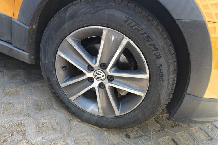Used Volkswagen Polo 2012 1.6L Cross Polo Automatic Transmission Right Front Wheel Hub
