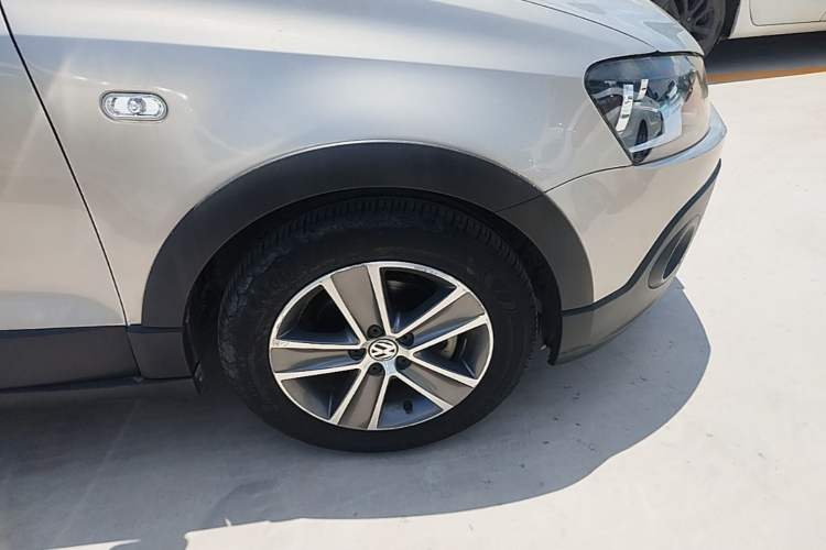 Used Volkswagen Polo 2012 1.6L Cross Polo Automatic Transmission Right Front Wheel Hub