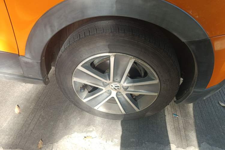 Used Volkswagen Polo 2012 1.6L Cross Polo Automatic Transmission Right Front Wheel Hub