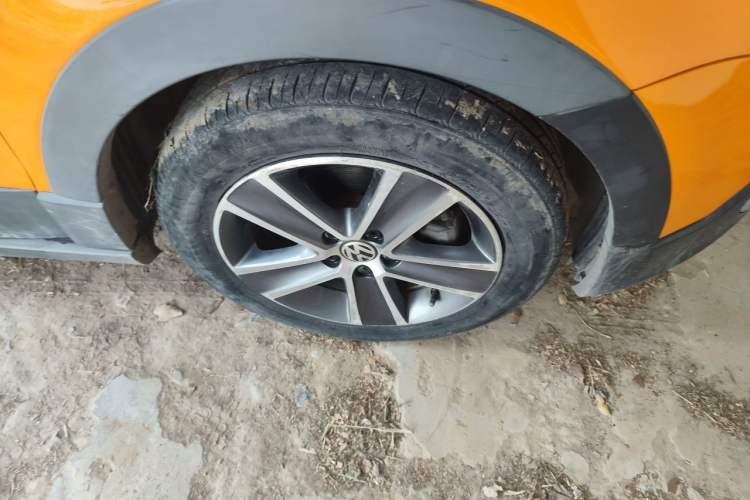 Used Volkswagen Polo 2012 1.6L Cross Polo Automatic Transmission Right Front Wheel Hub