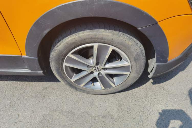 Used Volkswagen Polo 2012 1.6L Cross Polo Automatic Transmission Right Front Wheel Hub