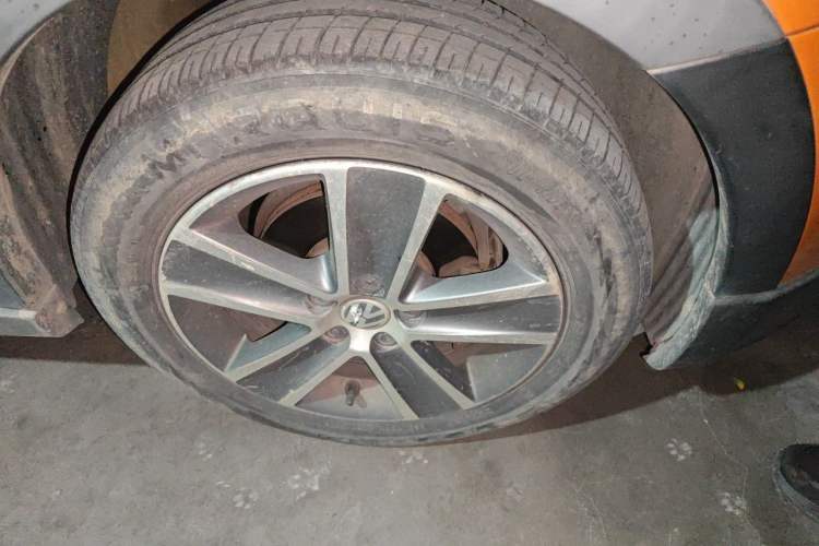 Used Volkswagen Polo 2012 1.6L Cross Polo MT Right Front Wheel Hub