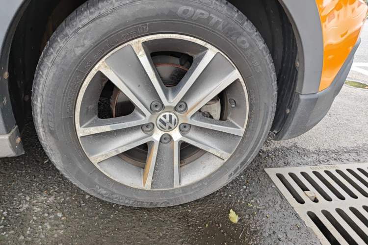Used Volkswagen Polo 2012 1.6L Cross Polo Automatic Transmission Right Front Wheel Hub