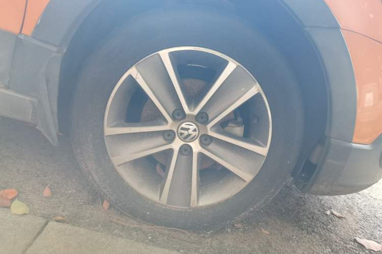 Used Volkswagen Polo 2012 1.6L Cross Polo Automatic Transmission Right Front Wheel Hub