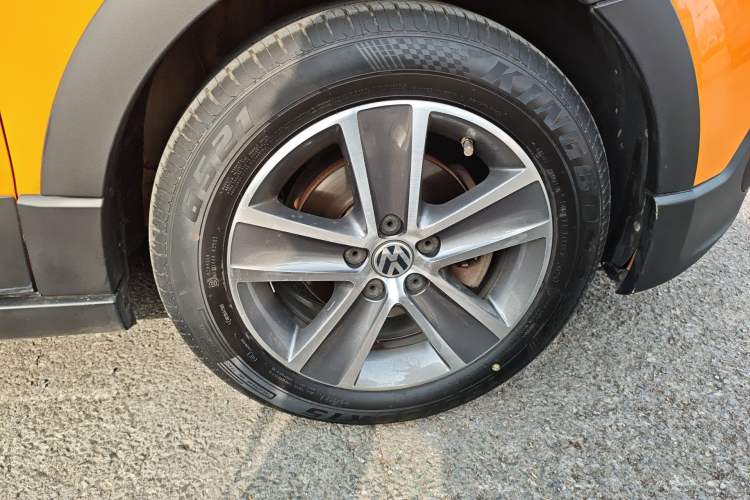 Used Volkswagen Polo 2012 1.6L Cross Polo Automatic Transmission Right Front Wheel Hub