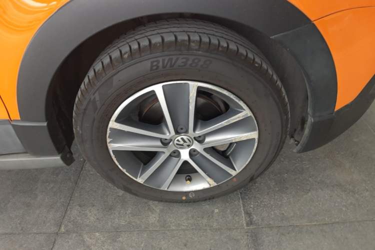 Used Volkswagen Polo 2012 1.6L Cross Polo Automatic Transmission Right Front Wheel Hub
