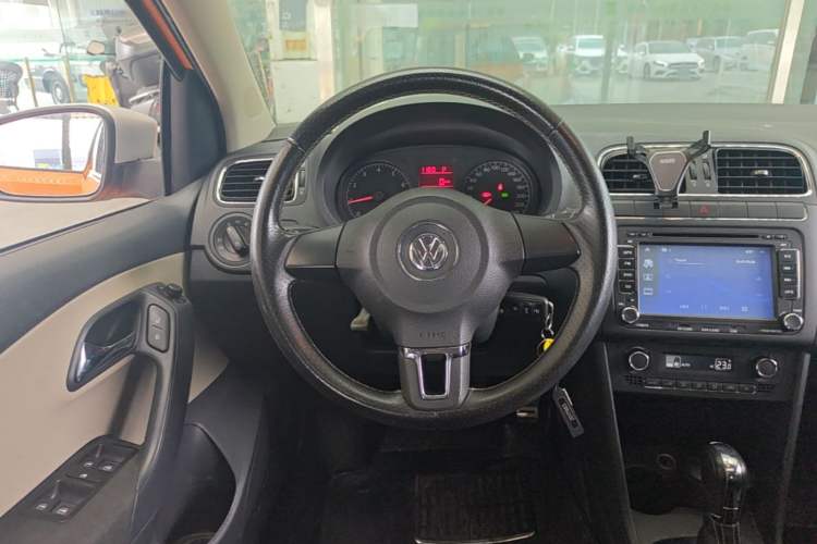 Used Volkswagen Polo 2012 1.6L Cross Polo Automatic Transmission Steering Wheel