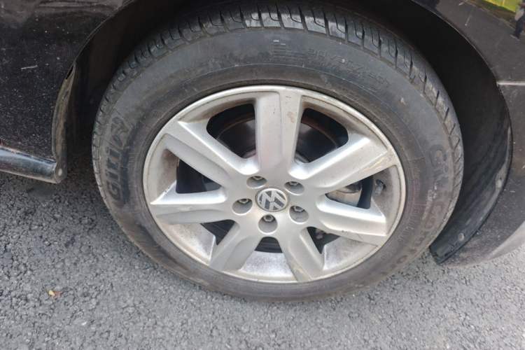 Used Volkswagen Polo 2013 1.4L Automatic Comfort Edition Right Front Wheel Hub
