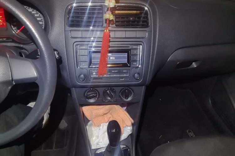 Used Volkswagen Polo 2013 1.6L Automatic Comfort Edition Audio And AC Panel