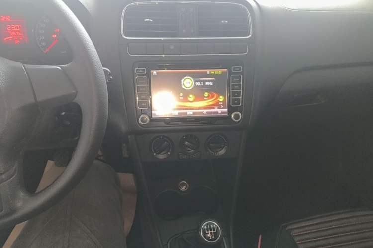 Used Volkswagen Polo 2013 1.4L Manual Comfort Edition Audio And AC Panel