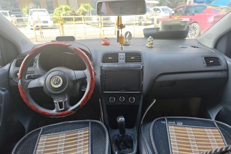 Used Volkswagen Polo 2013 1.4L Manual Fashion Edition Center Console