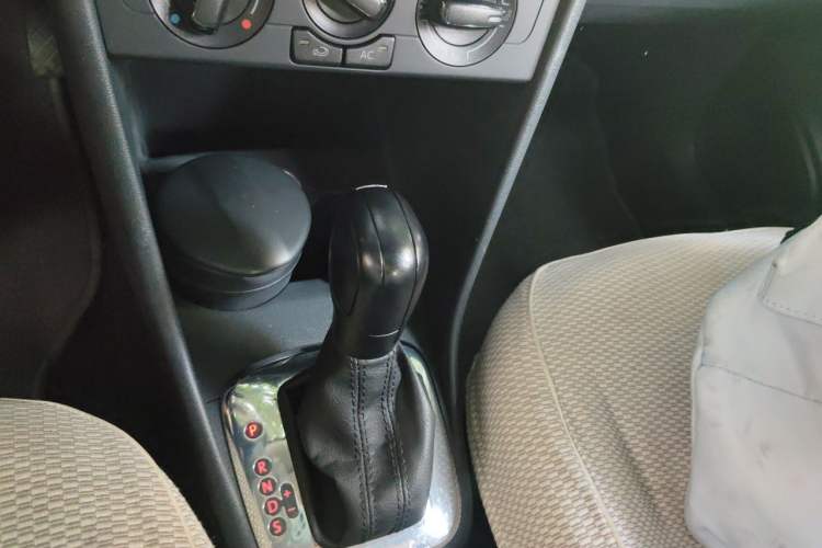 Used Volkswagen Polo 2013 1.4L Automatic Comfort Edition Gear Lever