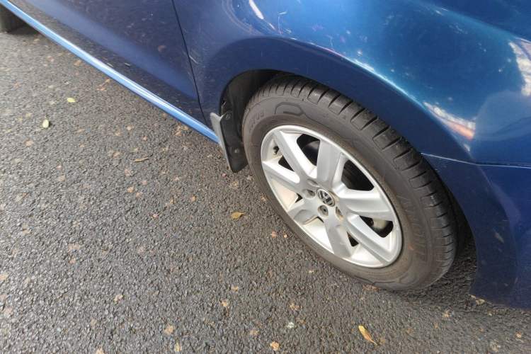 Used Volkswagen Polo 2013 1.4L Automatic Comfort Edition Right Front Wheel Hub