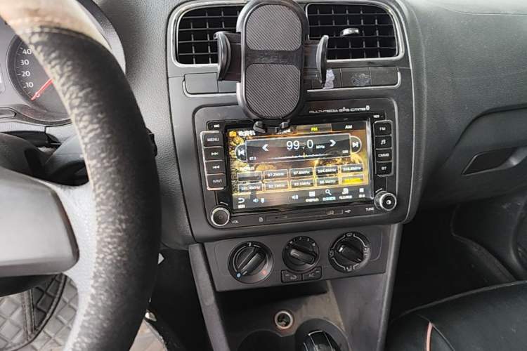 Used Volkswagen Polo 2013 1.6L Automatic Comfort Edition Audio And AC Panel