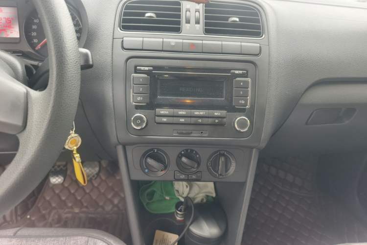 Used Volkswagen Polo 2013 1.4L Manual Fashion Edition Audio And AC Panel