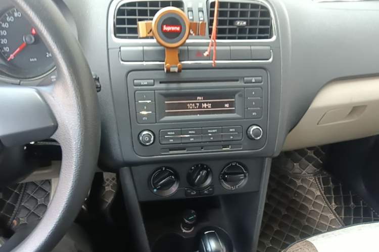 Used Volkswagen Polo 2013 1.6L Automatic Comfort Edition Audio And AC Panel