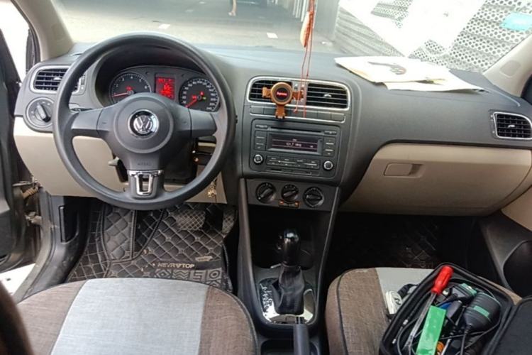 Used Volkswagen Polo 2013 1.6L Automatic Comfort Edition Center Console