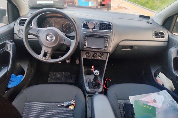 Used Volkswagen Polo 2013 1.6L Manual Comfort Edition Center Console
