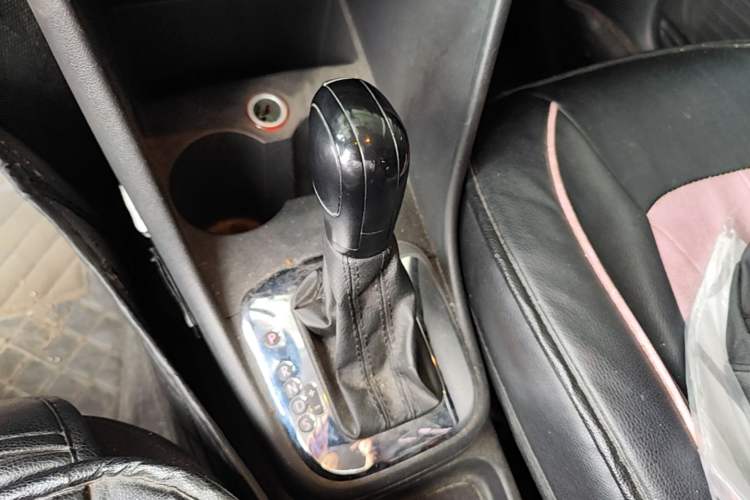 Used Volkswagen Polo 2013 1.6L Automatic Comfort Edition Gear Lever