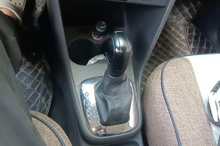 Used Volkswagen Polo 2013 1.6L Automatic Comfort Edition Gear Lever
