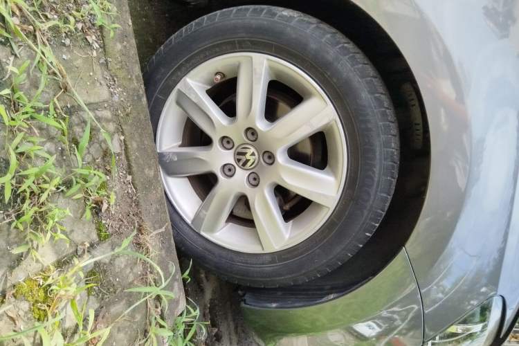 Used Volkswagen Polo 2013 1.4L Automatic Comfort Edition Right Front Wheel Hub