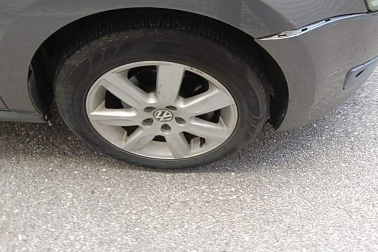 Used Volkswagen Polo 2013 1.6L Automatic Comfort Edition Right Front Wheel Hub