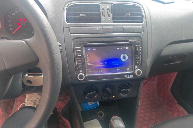 Used Volkswagen Polo 2013 1.6L Automatic Comfort Edition Audio And AC Panel