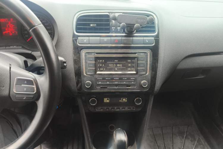 Used Volkswagen Polo 2013 1.4L Automatic Luxury Edition Audio And AC Panel