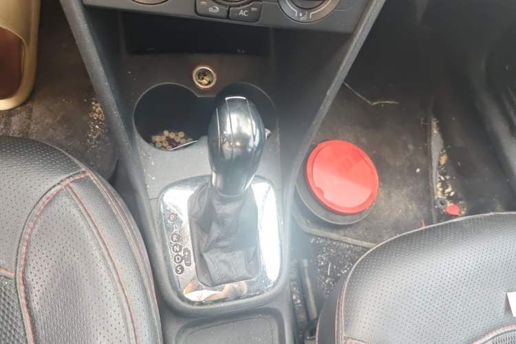 Used Volkswagen Polo 2013 1.6L Automatic Comfort Edition Gear Lever