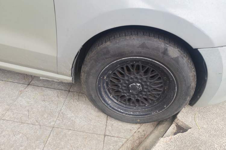 Used Volkswagen Polo 2013 1.6L Automatic Comfort Edition Right Front Wheel Hub