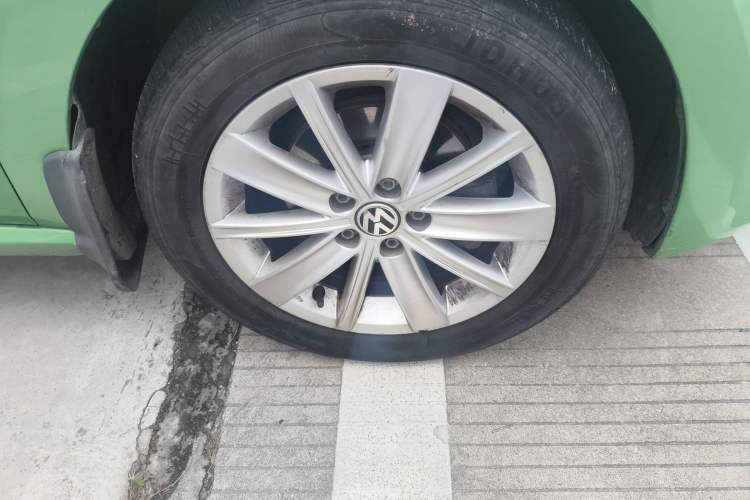 Used Volkswagen Polo 2013 1.4L Automatic Luxury Edition Right Front Wheel Hub