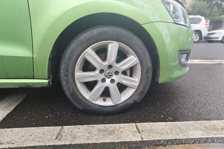 Used Volkswagen Polo 2013 1.6L Automatic Comfort Edition Right Front Wheel Hub