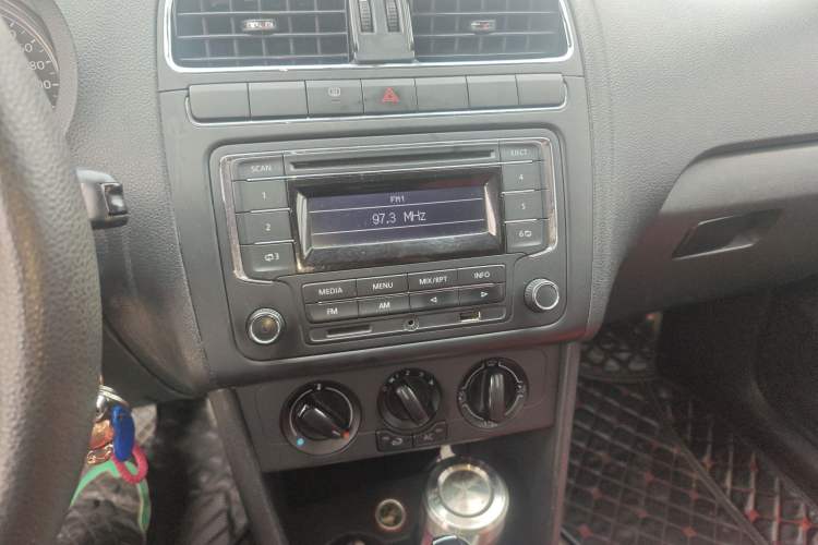 Used Volkswagen Polo 2013 1.4L Automatic Comfort Edition Audio And AC Panel