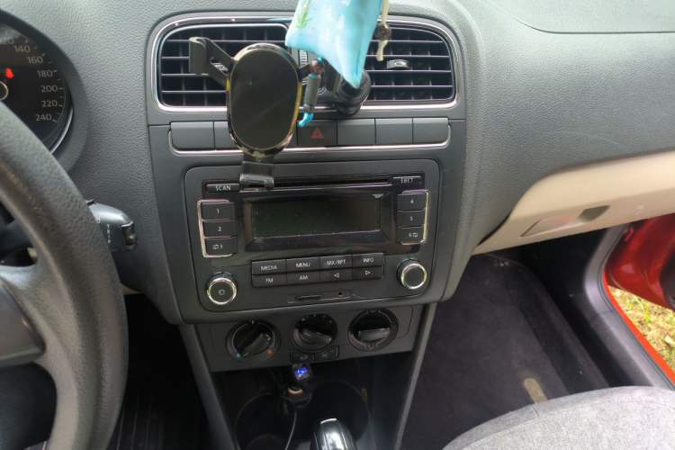 Used Volkswagen Polo 2013 1.6L Automatic Comfort Edition Audio And AC Panel